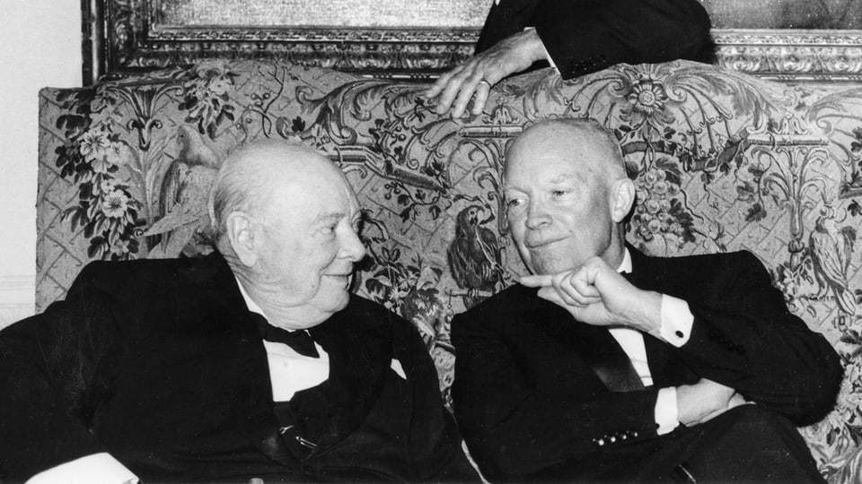 Zwei Männer auf einem Sofa, schwarz-weiss-Aufnahme