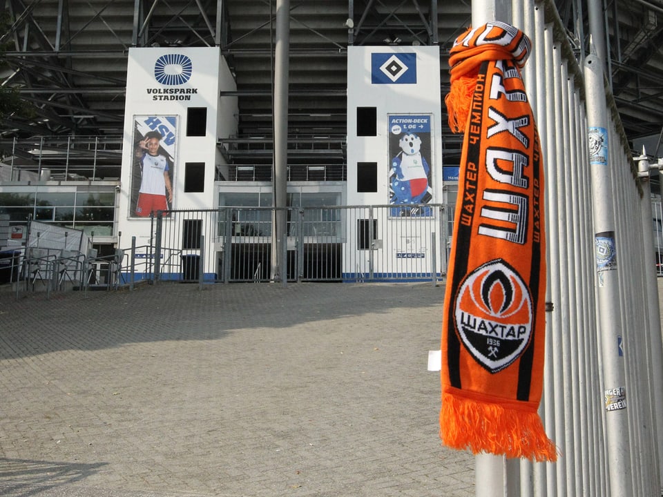 Ein Schal von Schachtar Donezk hängt an einem Zaun vor dem Volksparkstadion des Zweitligisten HSV.