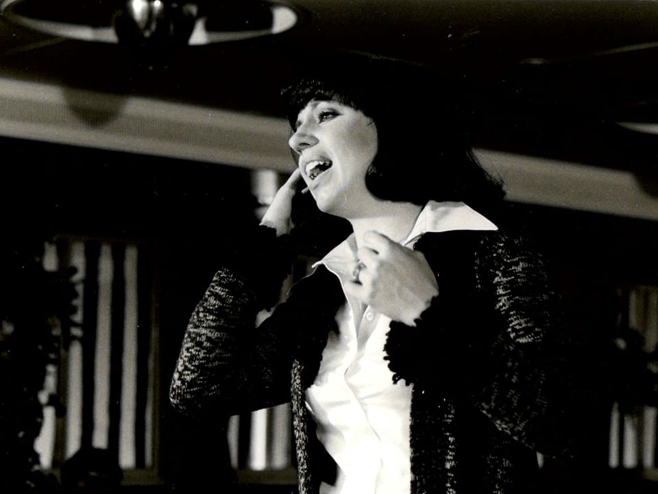 Schwarzweissfoto einer Sängerin während eines Auftritts im TV.