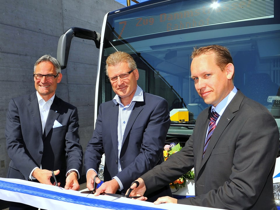 Heinz Tännler (Mitte) eröffnet die Busunterführung Sumpf in Steinhausen im Juni 2014. 