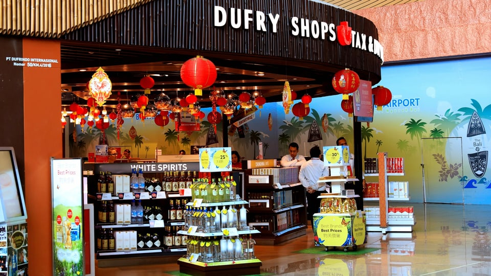 Ein Dufry Duty Free Shop am Flughafen in Bali.