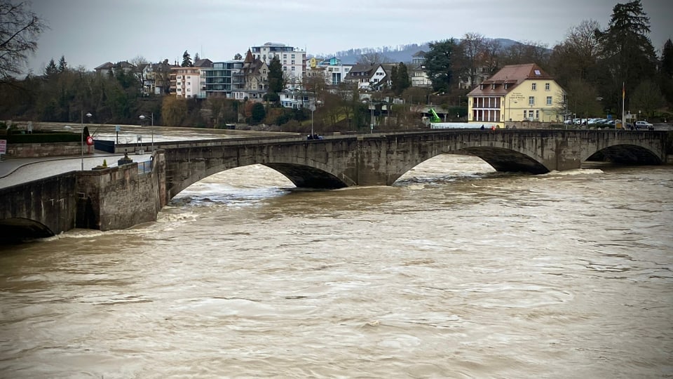 Die Wassermassen des Rheins finden nur noch knapp unter der Brücke in Rehinfelden Platz.