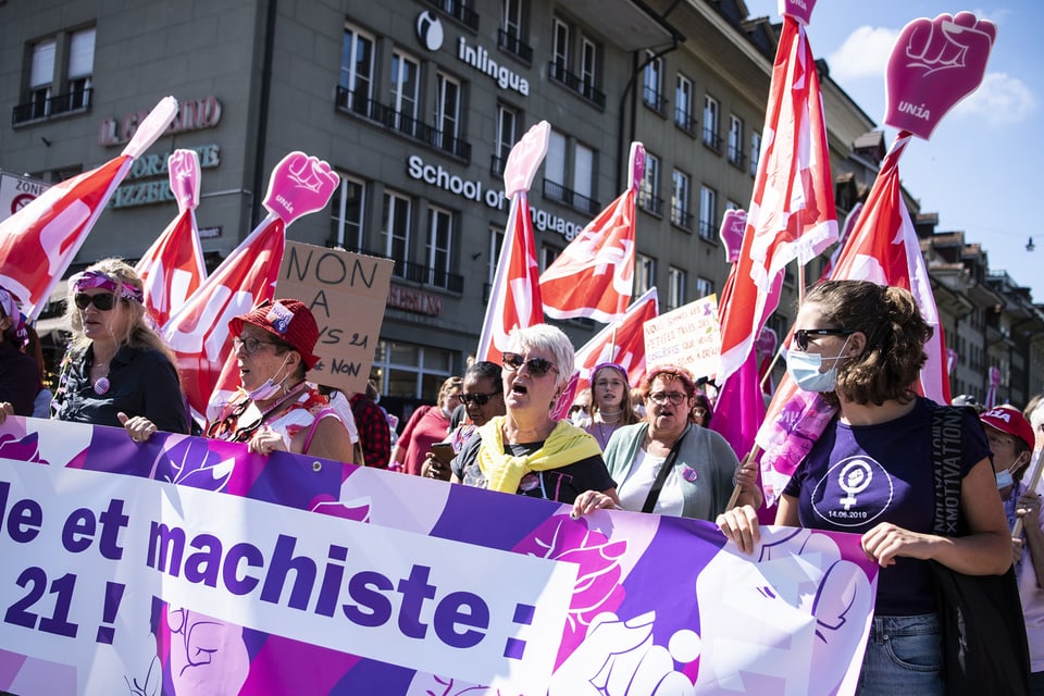 Gewerkschaften und Frauenstreikkollektive protestieren gegen den Rentenabbau.