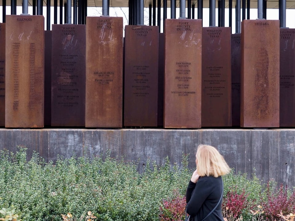 Ein riesiger überdachter Stelenpark mit 800 Stahlkolonnen. Auf ihnenn sind Namen der Opfer des Rassenhasses eingraviert.
