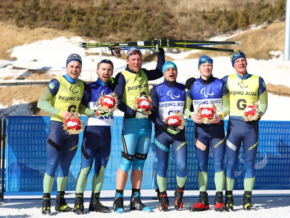 Vollerfolg in Gelb-Blau Die 3 ukrainischen Para-Biathleten auf dem Podest mit ihren Guides.