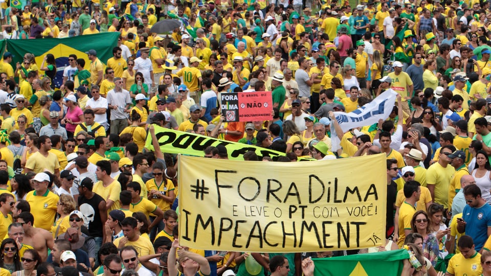 Dicht gedrängt stehen Demonstranten mit gelben T-Shirts auf der Strasse und fordern auf Transparenten ein Amtsenthebungsverfahren gegen «Dilma».