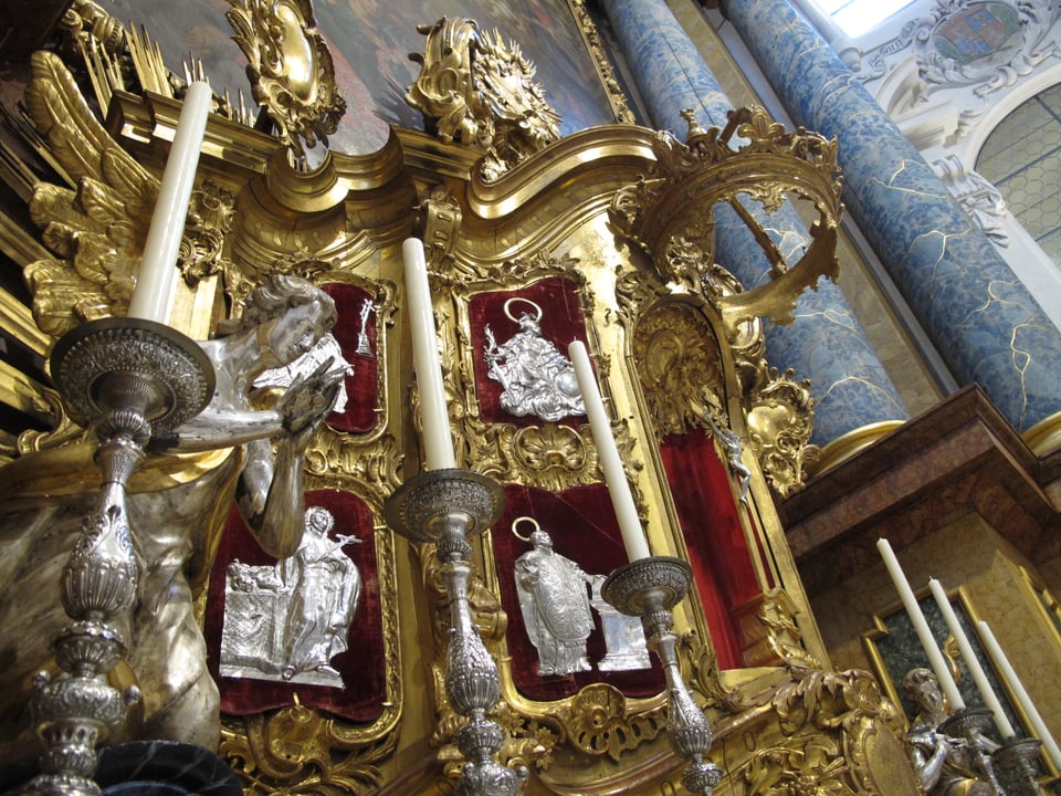 Gold-silbriger Altar.