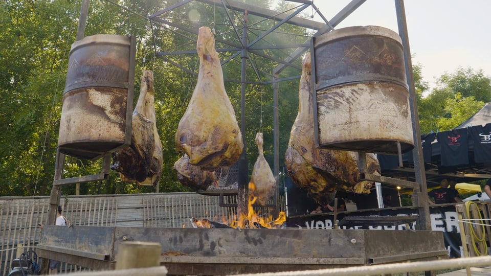 Hier dreht das Fleisch auf offenem Feuer und darf in kleinen Portionen verkostet werden.