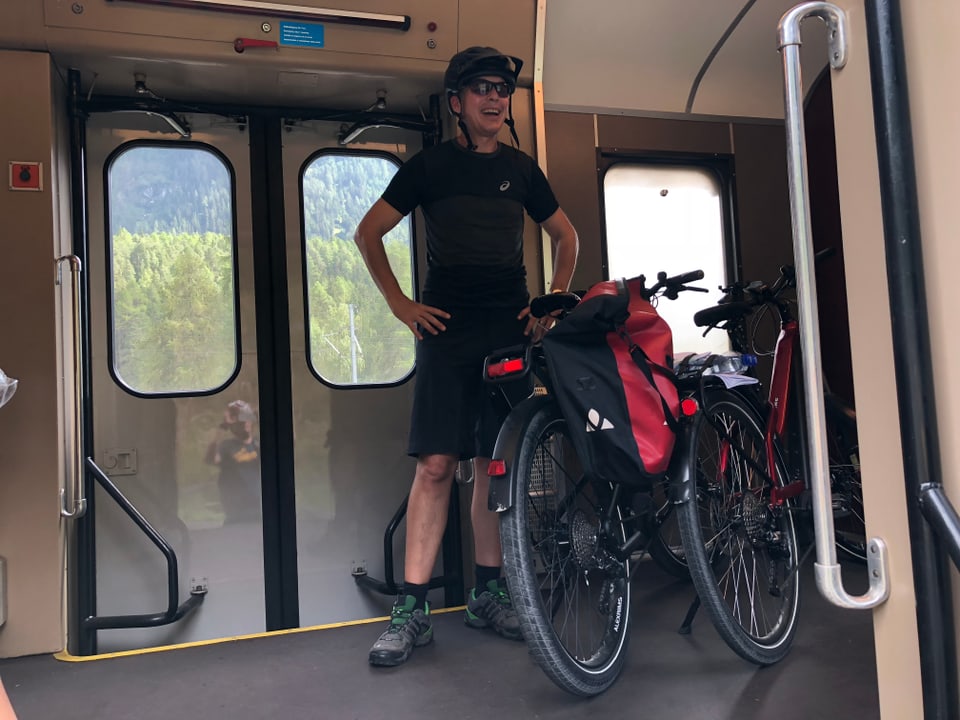 Reto Scherrer hat sein Fahrrad in den Zug verladen.
