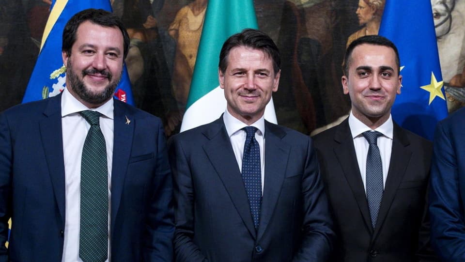 Salvini, Conte und Di Maio voir Italien- und EU-Fahne.