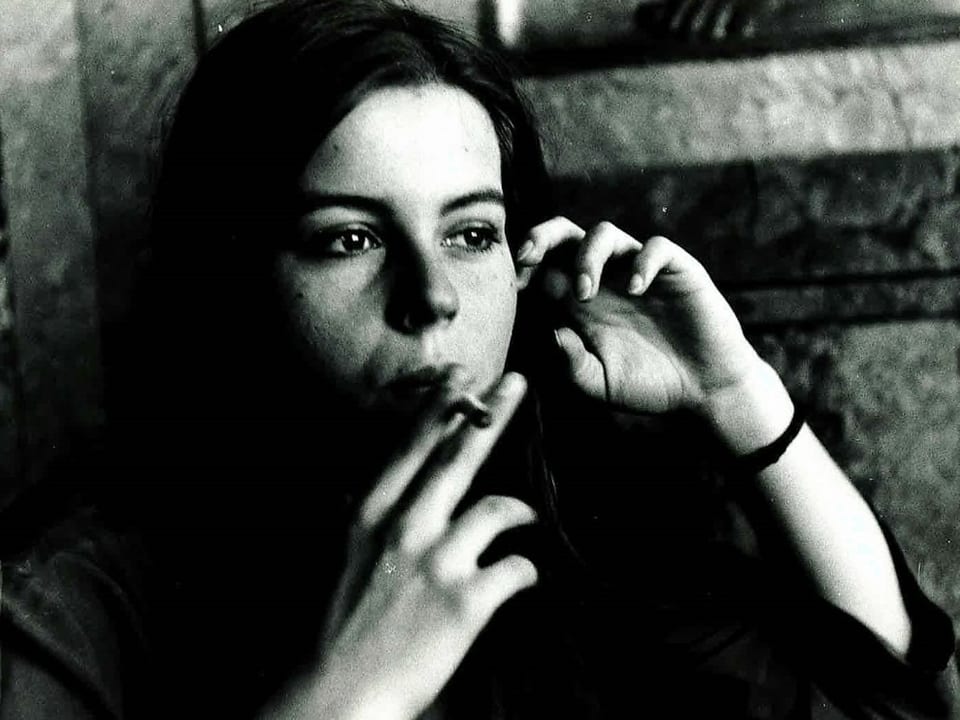 Frau mit Zigarette.
