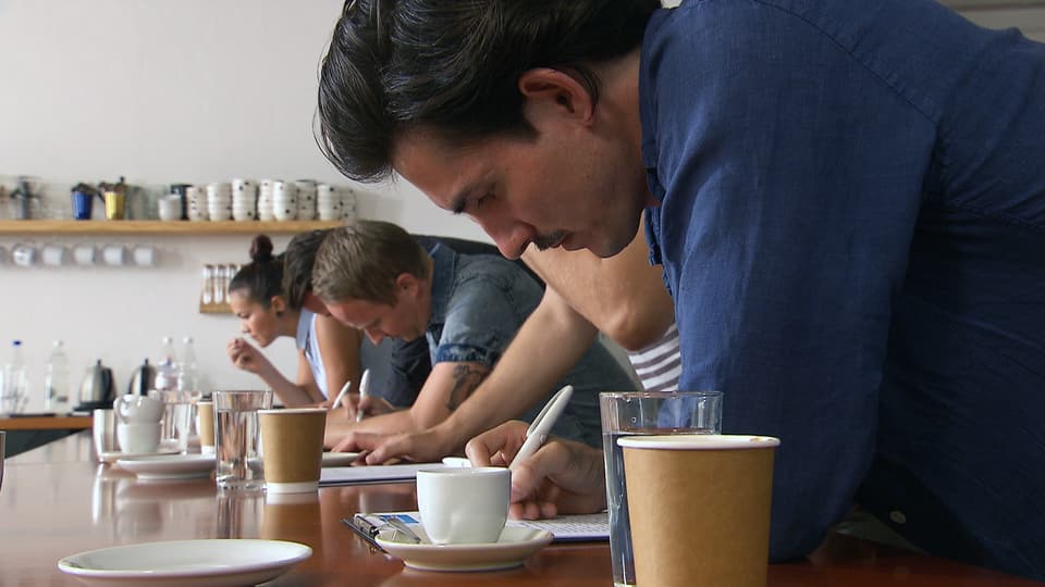 Die «Kassensturz»-Jury bei der Degustation.