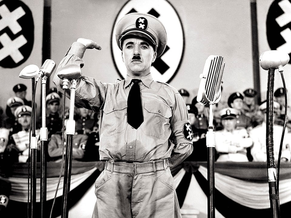 Charlie Chaplin posiert als Anton Hynkel