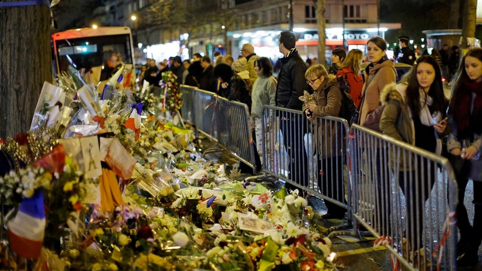 Trauernde am Bataclan, Paris