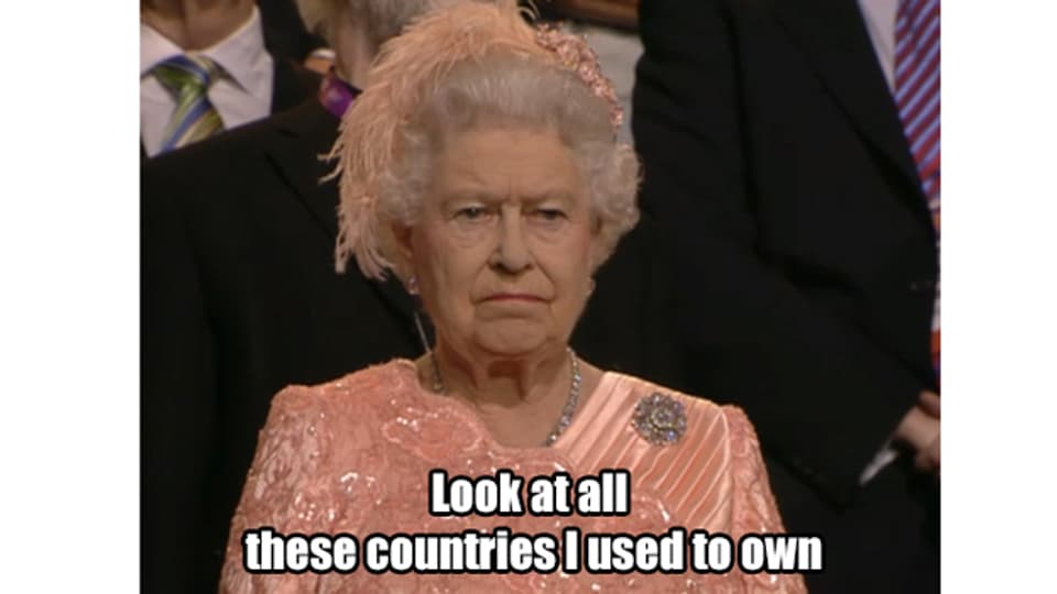 Die Queen guckt etwas grimmig auf einem Foto bei der Eröffnungsfeier der Olympischen Spiele in London.