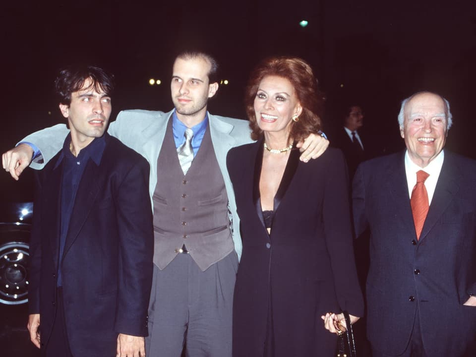 Sophia Loren mit ihren Söhnen Edoardo und Carlo Jr. und ihrem Ehemann Carlo Ponti.