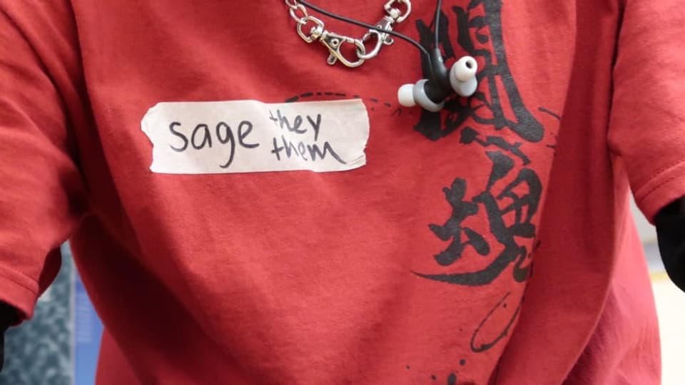 Namensschild auf dem steht: Sage, they/them