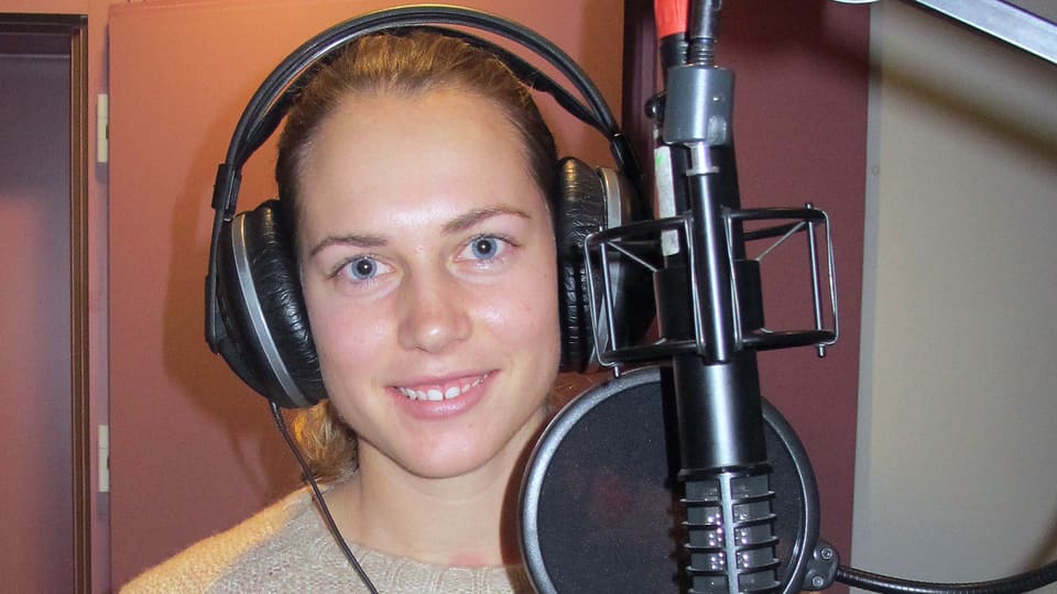 Portrait von Stefanie Vögele mit Kopfhörer vor dem Mikrofon im Radiostudio Aarau.