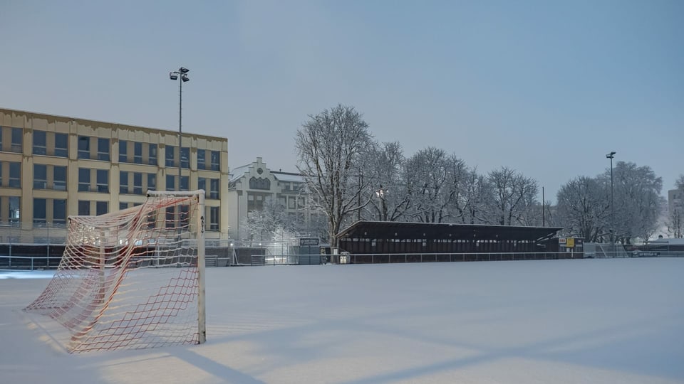 Verschneites Fussbalfeld in Bern.