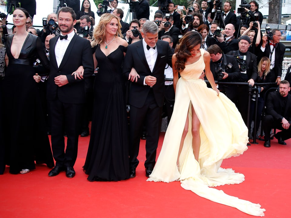 Julia Roberts, George Clooney uund seine Frau Amal auf dem Red Carpet