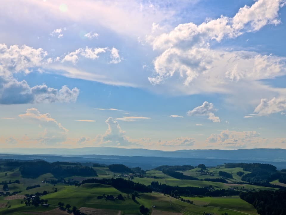 Blick auf kleine Quellwolken über dem Emmental, dahinter befinden sich grössere Quellwolken über dem Jura
