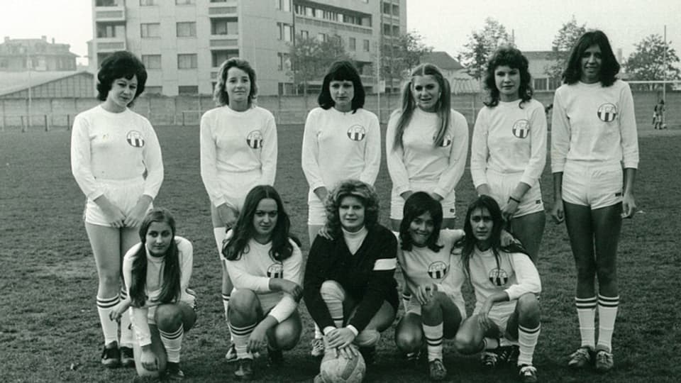 Gruppenfoto einer der ersten Frauen-Fussballmannschaften in Zürich.