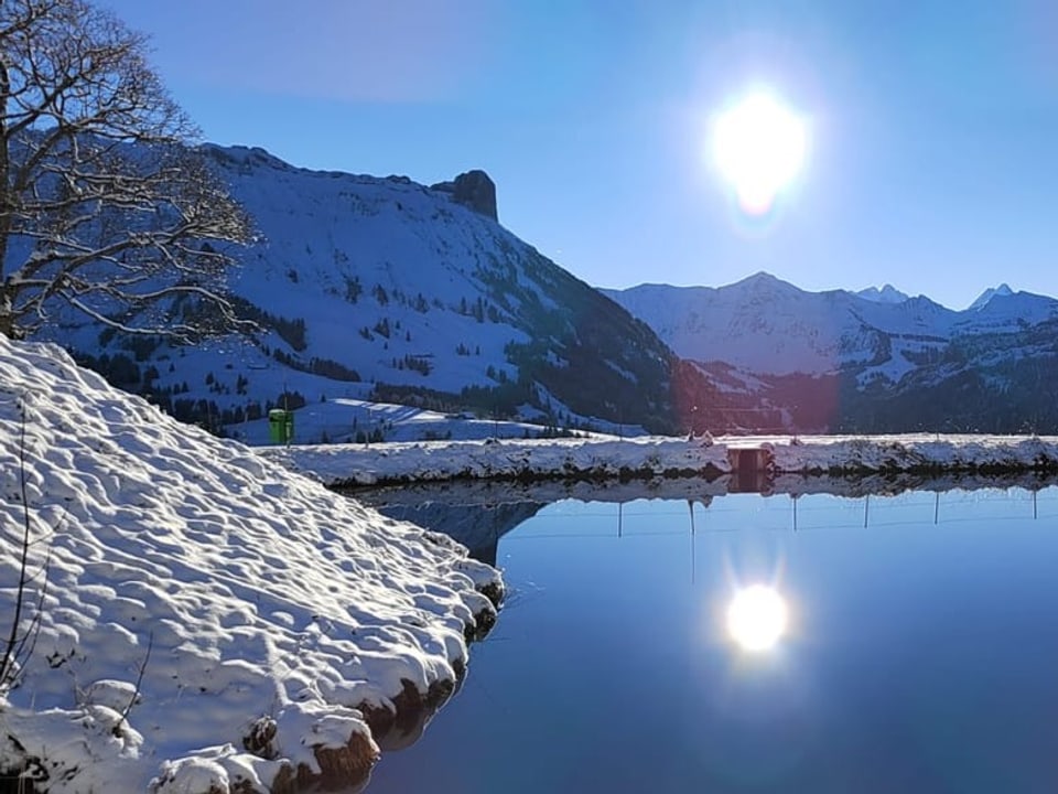 Speichersee Lochsitli bei Marbachegg/LU Die Sonne spiegelt sich im See.
