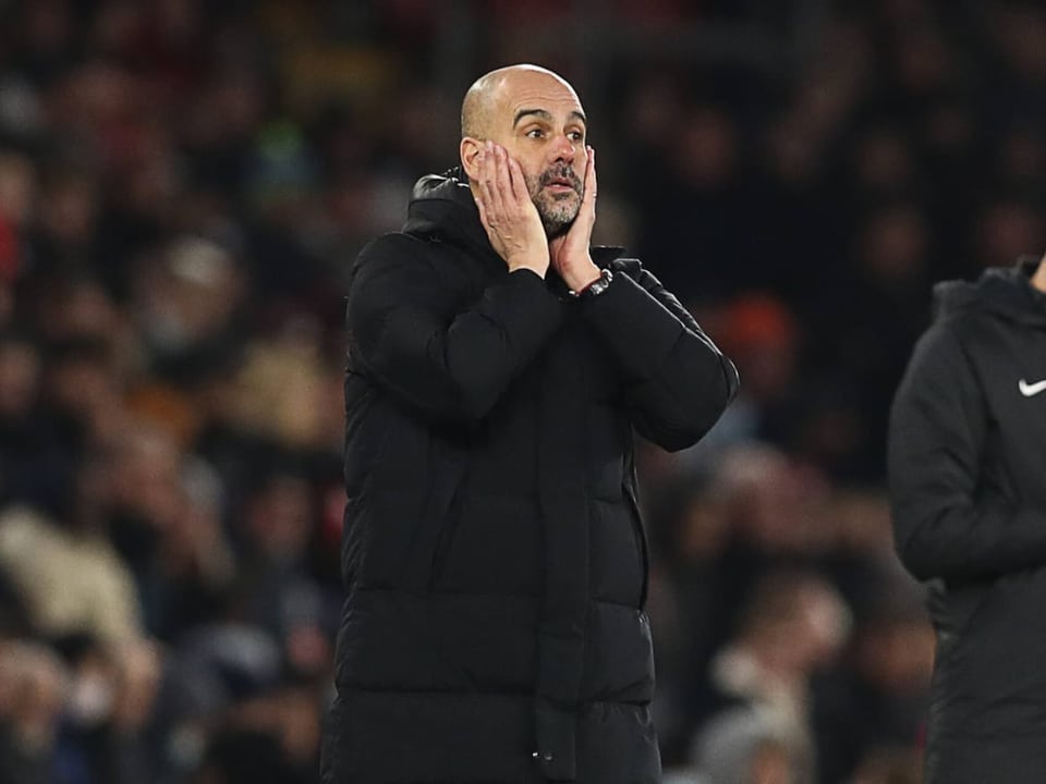 Entsetzen beim Coach Manchester Citys Trainer Pep Guardiola kanns nicht fassen.