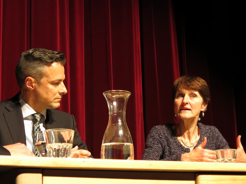 Rudolf Friedli und Franziska Teuscher am Tisch auf dem Podium