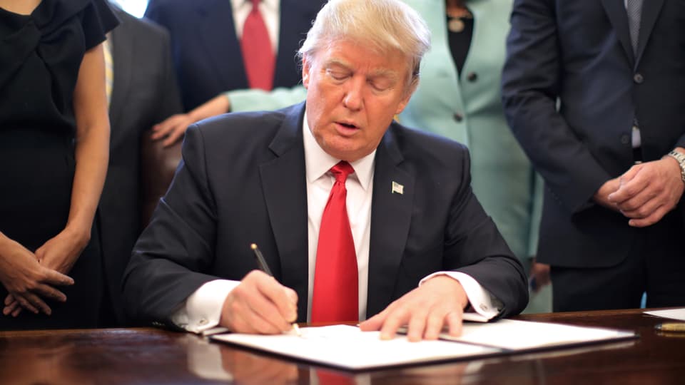 Trump unterschreibt ein Dekret.