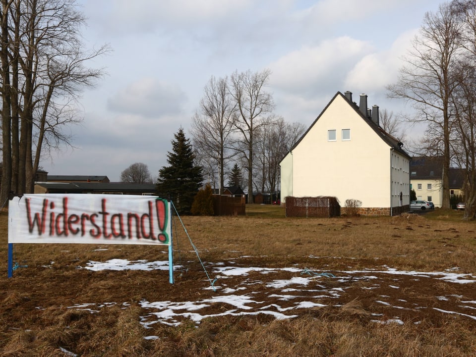Ein Schild mit der Aufschrift «Widerstand» vor einem Haus in Clausnitz.