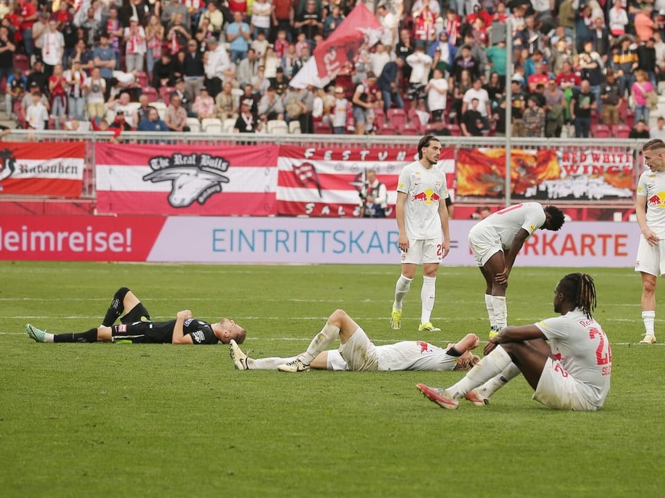 Spieler von Graz und Salzburg liegen am Boden.