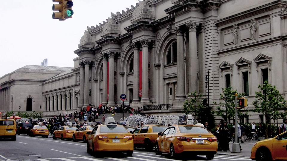 Gelbe Taxis reihen sich vor dem MET auf.