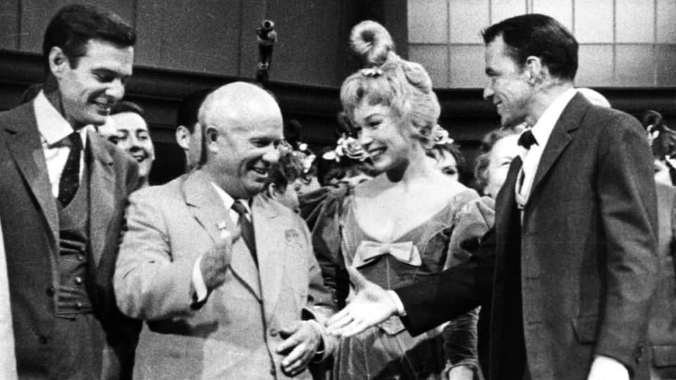 Chruschtschow beim Händeschütteln mit Sänger Frank Sinatra