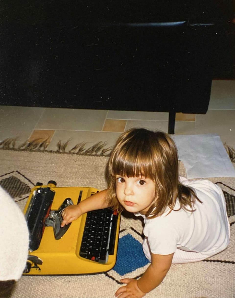 Klein Céline an der Schreibmaschine.