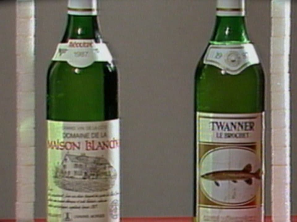 Zwei Weissweinflaschen von 1988 mit Anzahl Zuckerwürfel, die in ihnen enthalten sind. 