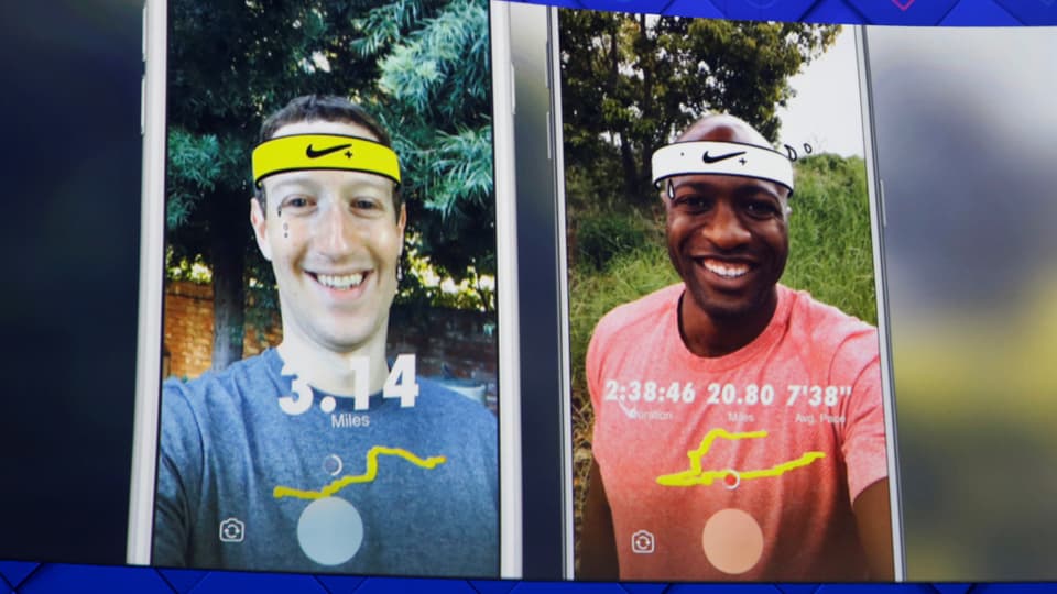 Handy-Aufnahme von Mark Zuckerberg und einem Freund, beide mit virtuellen Stirnbändern.