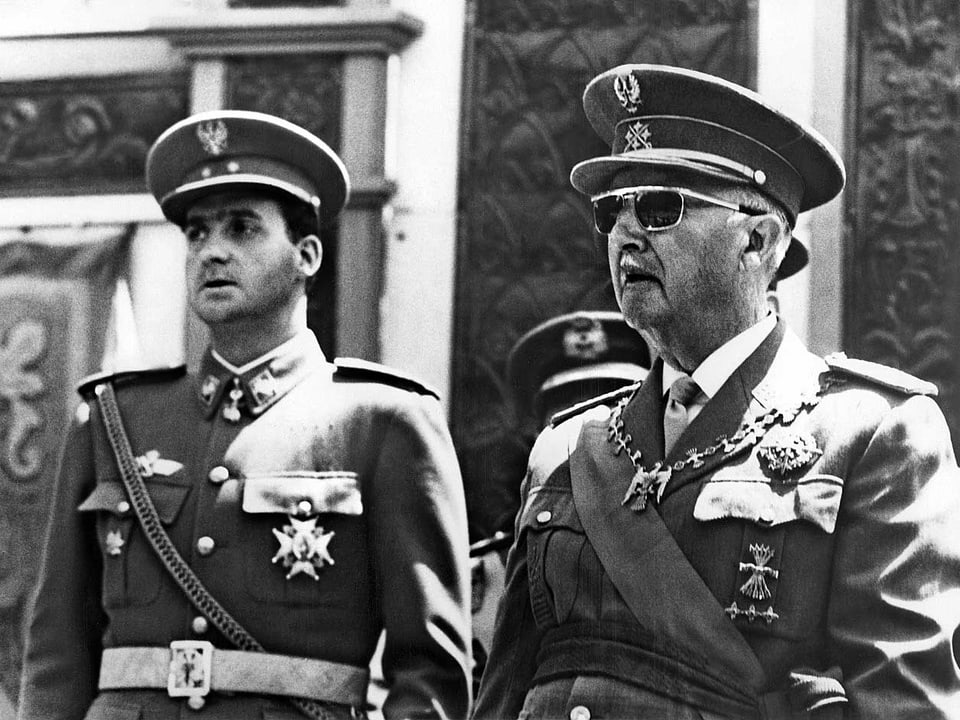Juan Carlos und Diktator Francisco Franco schauen 1968 einer Militärparade zu.