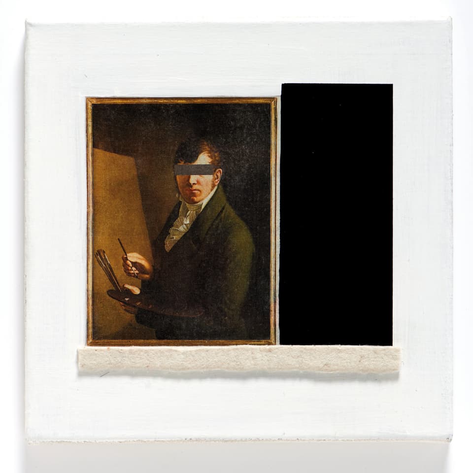 Traditionelles Gemälde zeigt Maler vor Leinwand. Über den Augen ein schwarzer Balken wie ein Verbrecher. 