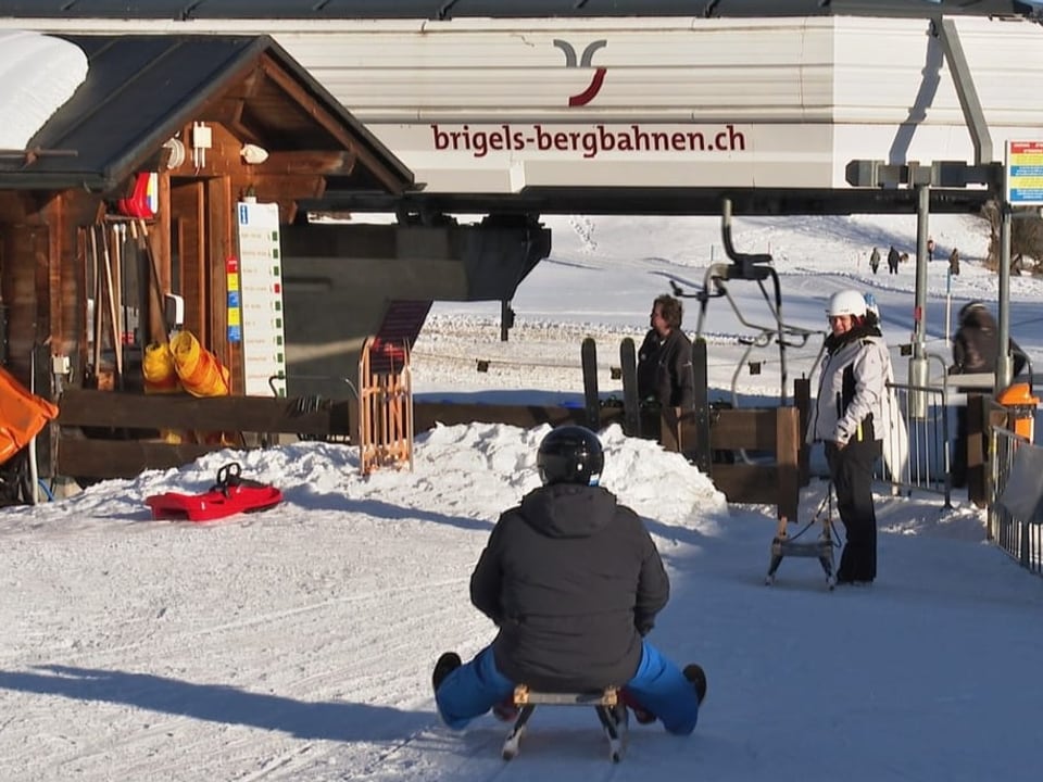 Blick auf einen der Skilifte der Bergbahnen Brigels.