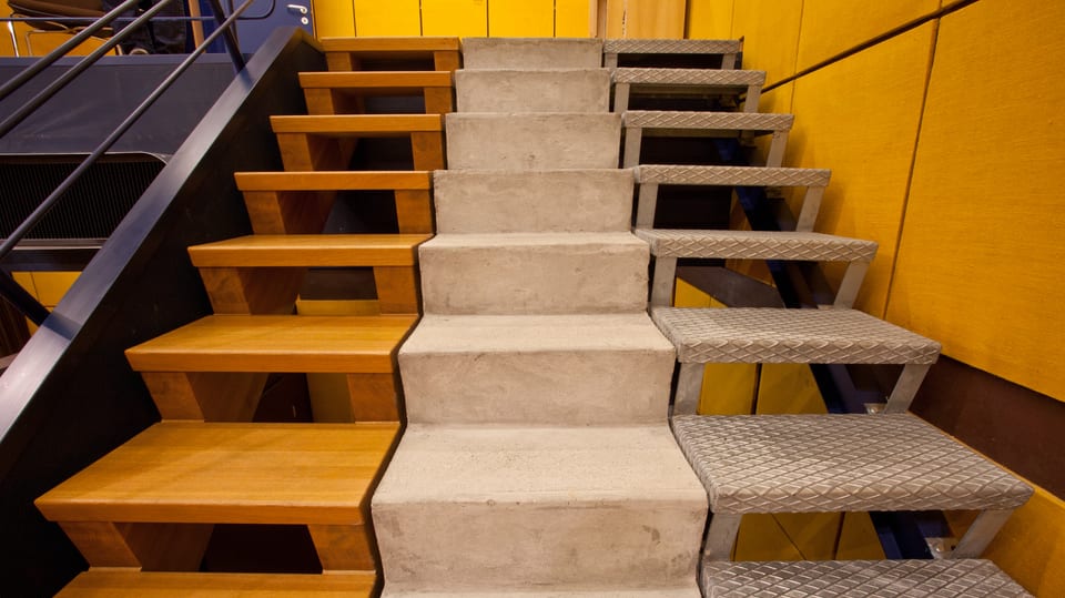 Wenig alltäglich ist auch diese Treppe mit drei verschiedenen Bodenbelägen: Soll der Dieb nun auf Holz-, Beton- und Metallstufen davonrennen? Die Regisseurin entscheidet.
