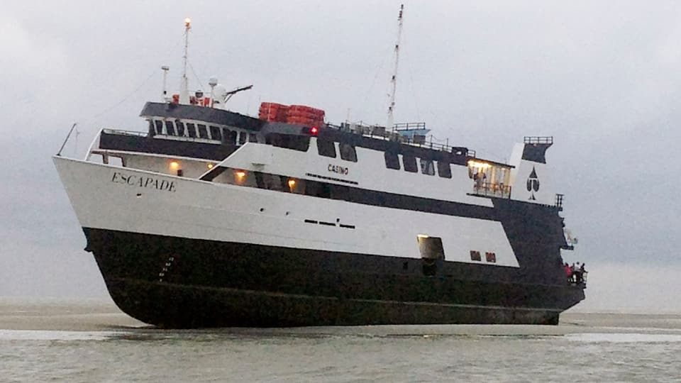 Ein Casino-Schiff ist auf Grund aufgelaufen. 