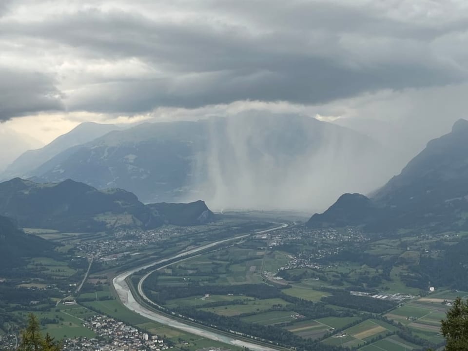 Graue Wolke mit Regenvorhang