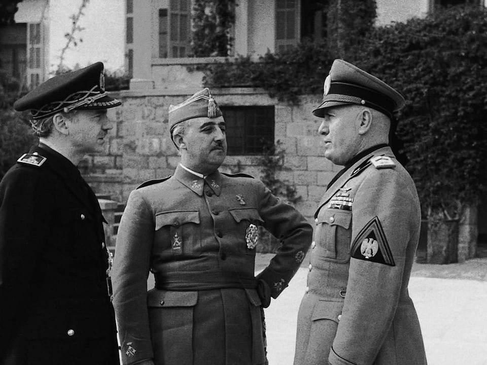 Der spanische Diktator Franco (Mitte) mit dem italienischen Herrscher Benito Mussolini (rechts) 1941 in Italien.