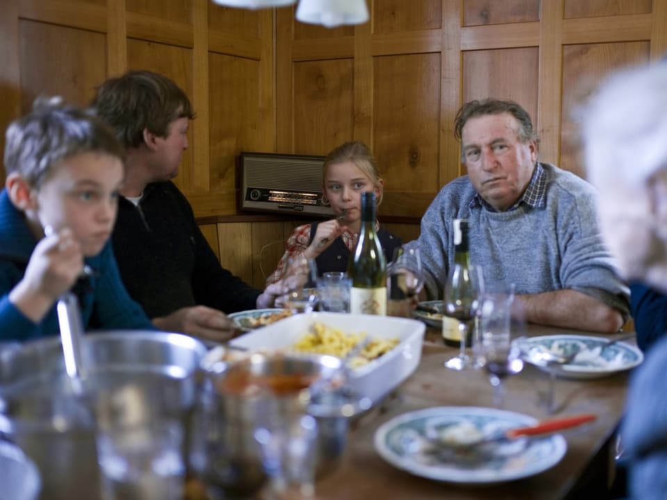 Vier Generationen – Urgrossmutter, Grossvater, Sohn und Urenkel - sitzen am Mittagstisch. (keystone)