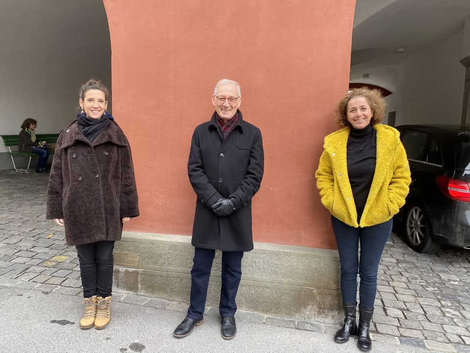 Gülsha Adilji, Carlo Schmid und Beatrice Gmünder stehen in gebührendem Abstand nebeneinander.