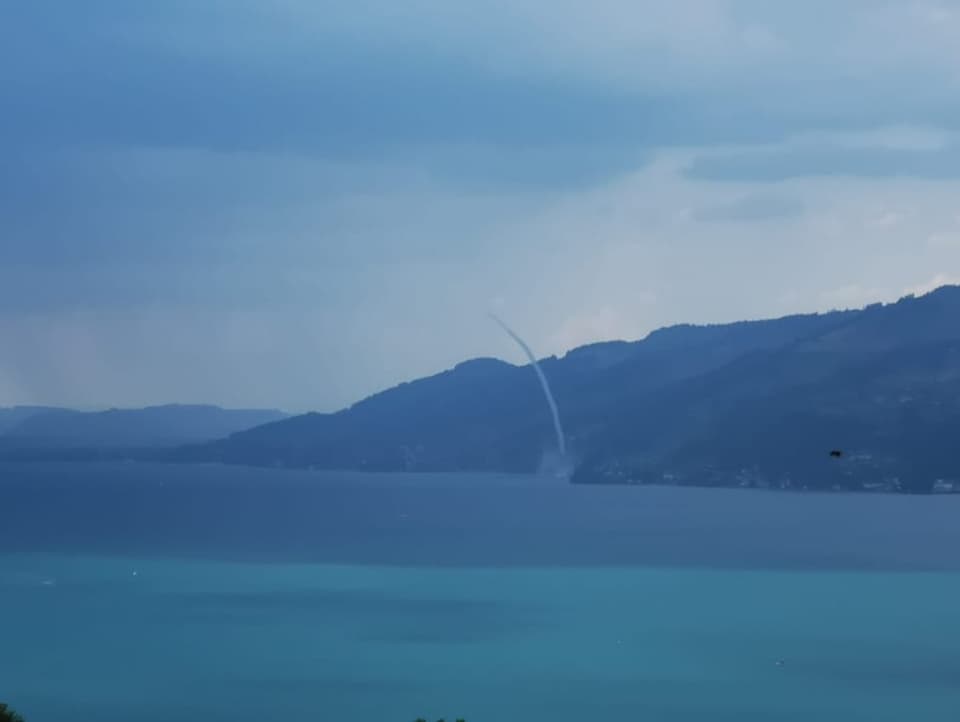 Wasserhose berührt die Wasseroberfläche.