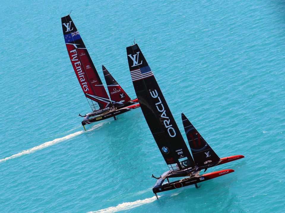 Ansicht von oben: Die beiden Teams fliegen übers Wasser.