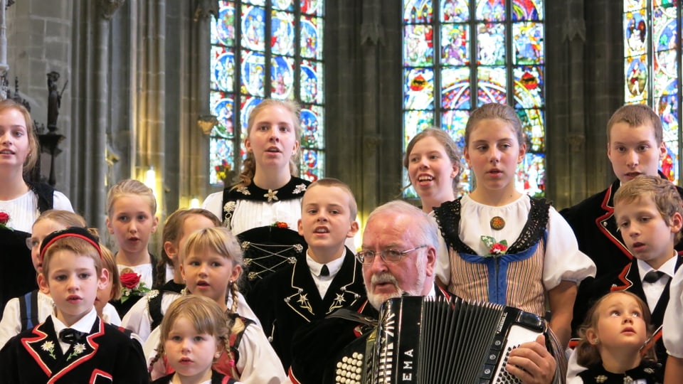 Kinder im Münster am Jodeln.