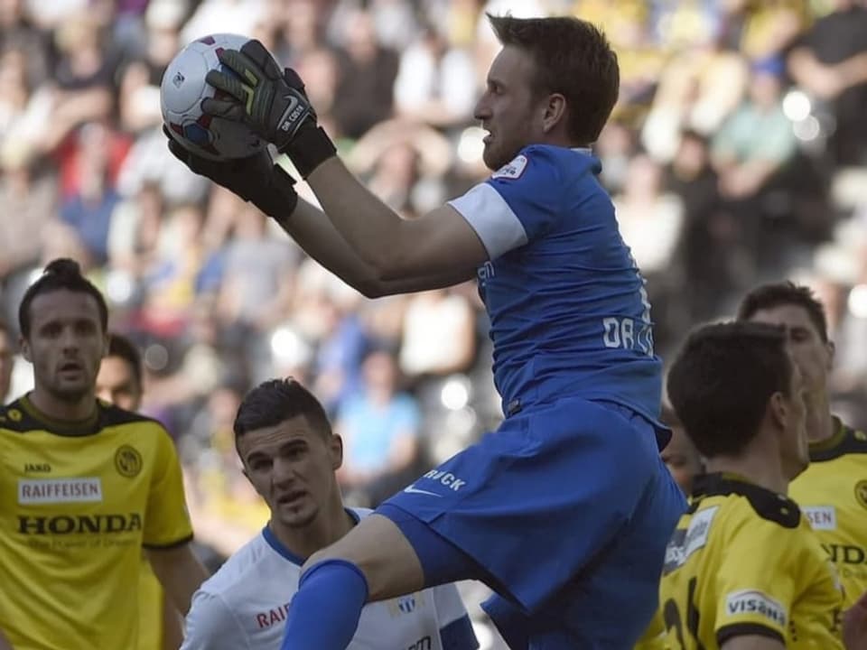 FCZ-Goalie David Da Costa pflückt einen Ball.